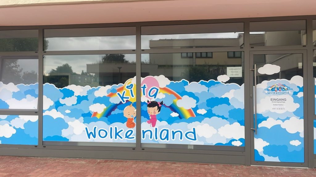 Kita Wolkenland mit bunten Wolken